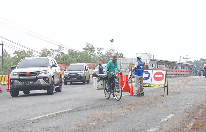 DILANJUTKAN: Jembatan Ngujang sisi timur sudah rampung. Para pekerja melanjutkan jembatan sisi barat kemarin (28/6).