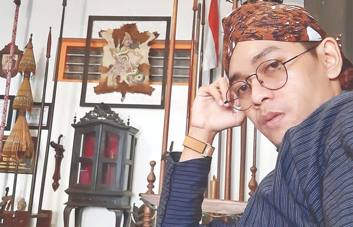 IMPIAN: M Tura Wahya Wibawa saat menunjukkan beberapa barang antik koleksinya.