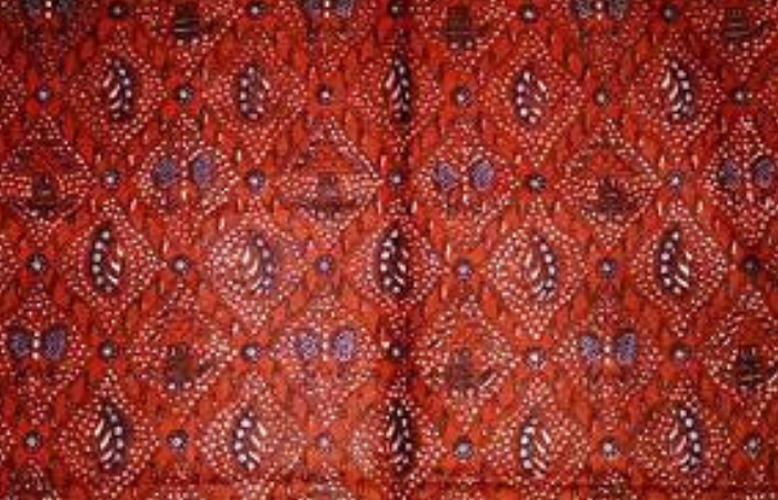 DESAIN : Motif Batik Bangoan dengan corak coklat dan nuansa gelap.