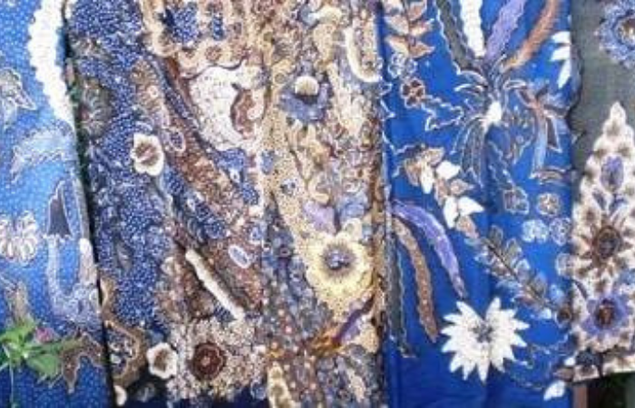 CORAK BIRU : Batik Majanan memiliki motif yang dominan warna biru.