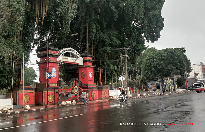 PINTU MASUK: Alun-Alun Kota Blitar sisi selatan bakal direnovasi terlebih dulu di tahun ini.