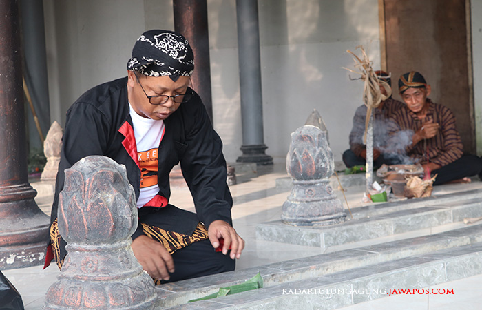 Tradisi: Kepala Desa Rejowinangun Bhagas Wigasto saat ziarah di makam Mbah Gelo.