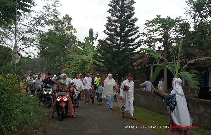 LEBIH DULU: Sebagian warga Desa Purwokerto, Kecamatan Srengat, usai melaksanakan salat Idul Adha.