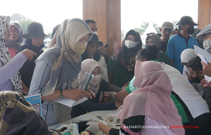 JAGA KESEHATAN: Tenaga kesehatan RSUD Ngudi Waluyo Wlingi sedang memberikan pelayanan kesehatan kepada masyarakat.