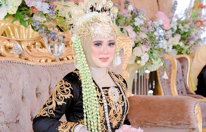 BIKIN PANGLING: Salah satu keunggulan Ghita Paes MUA, menguasai pakem make up pengantin Jawa.