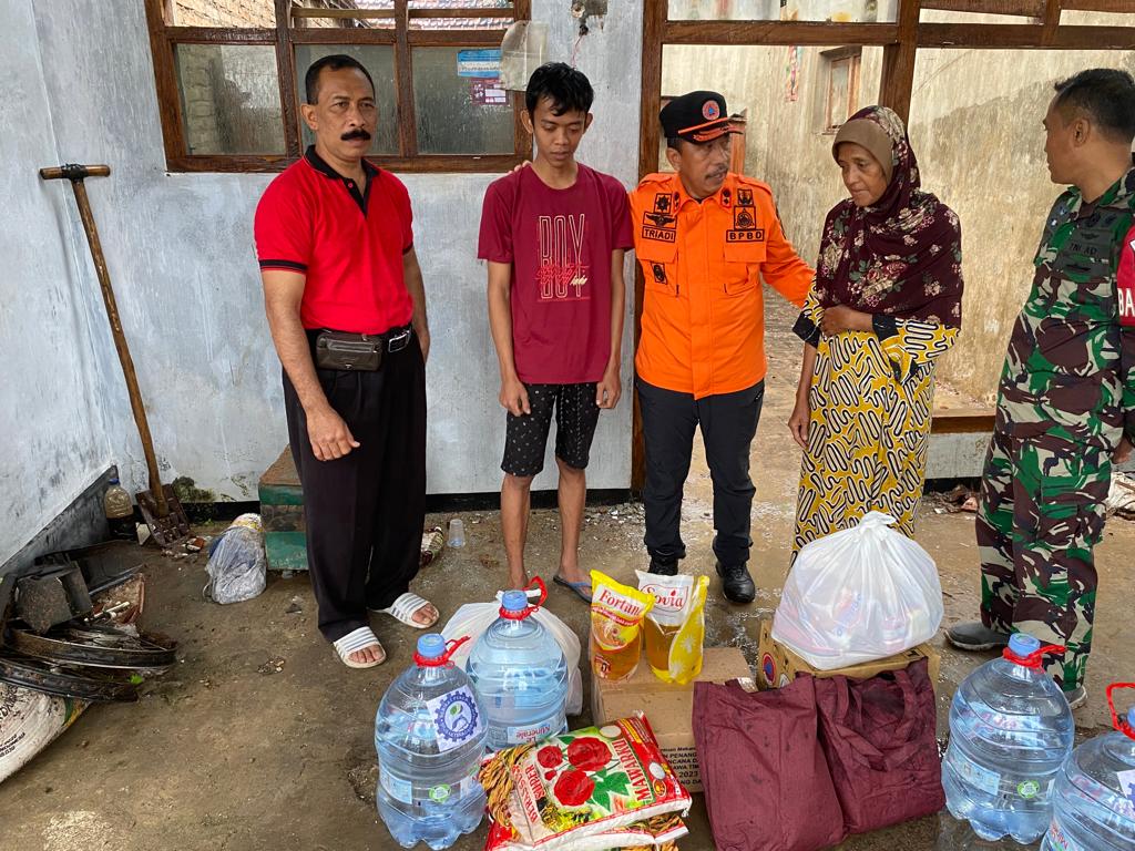 SIGAP : Petugas BPBD Trenggalek memberikan bantuan kepada warga terdampak gempa Bantul, di wilayah Desa Wonoanti, Kecamatan Gandusari