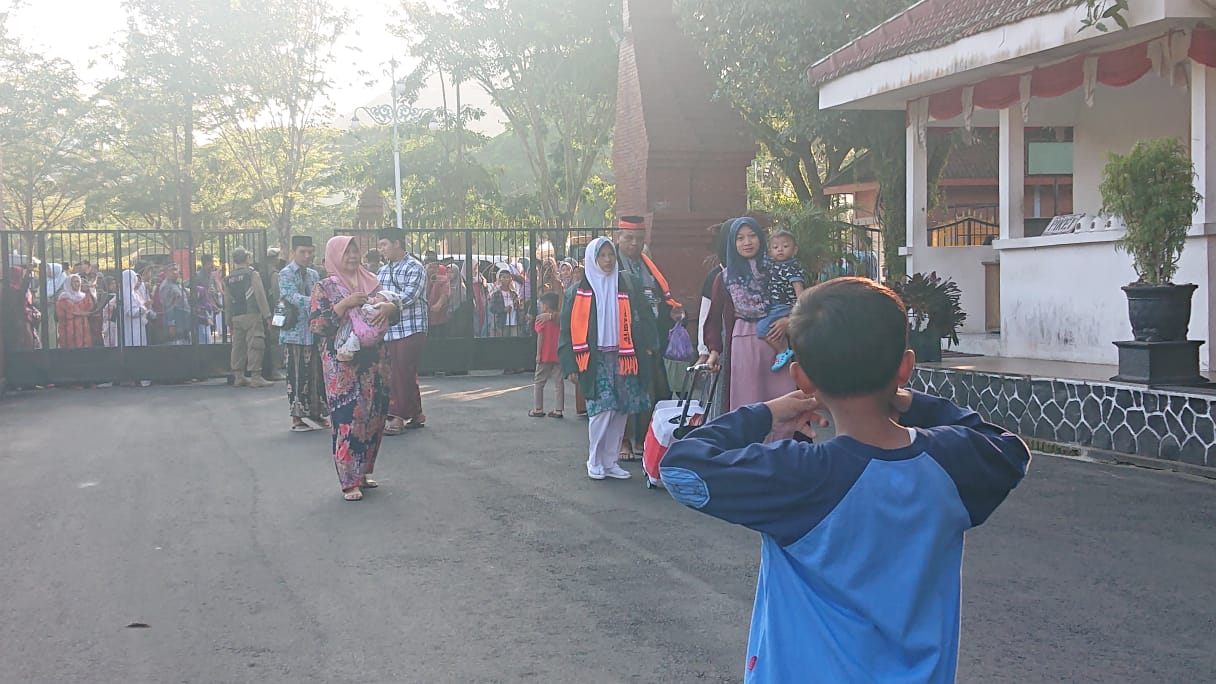 SELAMAT BERIBADAH : Rombongan Jamaah Haji Trenggalek ketika akan berangkan. Dimana satu diantaranya meninggal setibanya di tanah suci.
