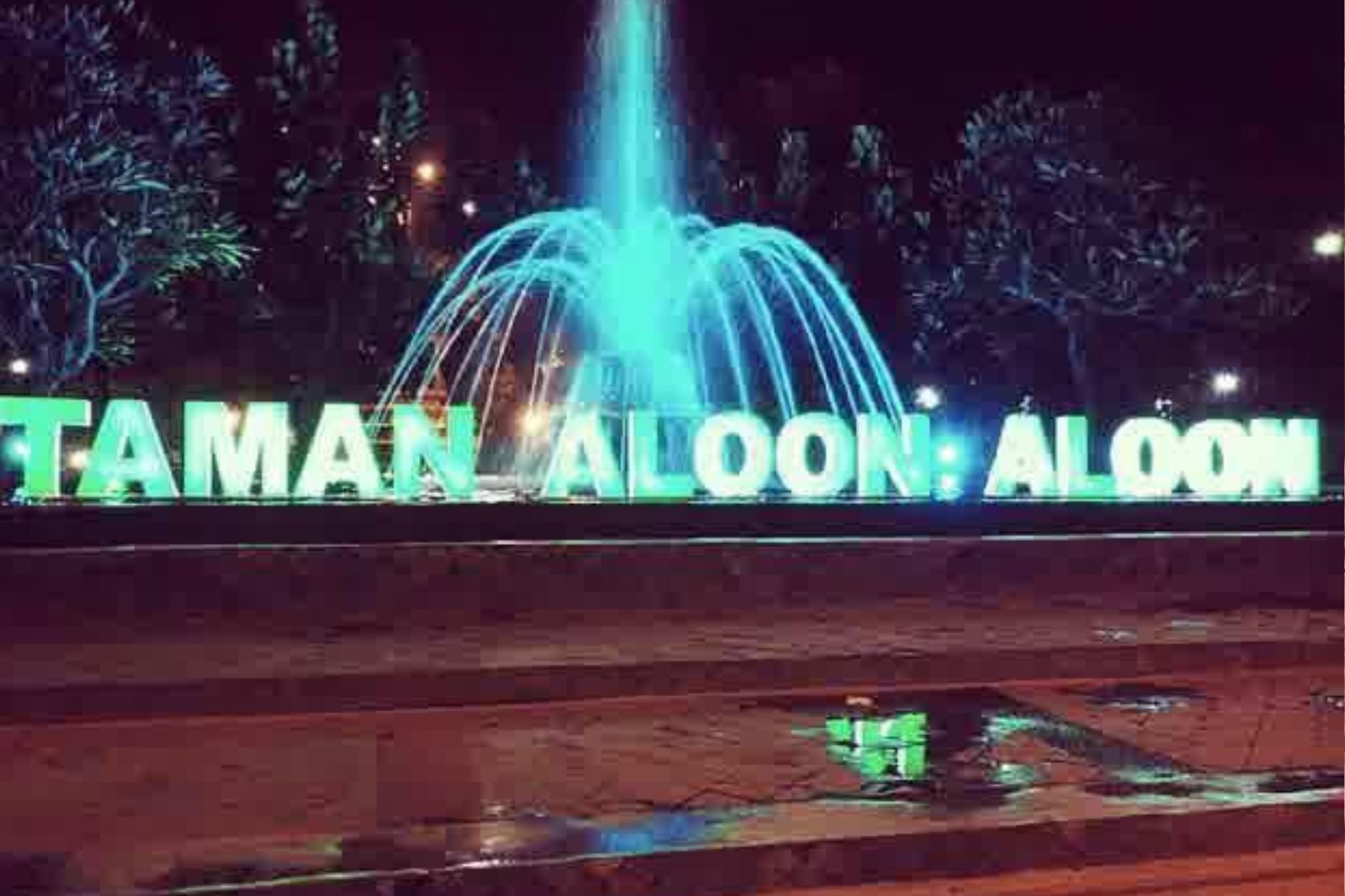 Potret Aloon Aloon Tulungagung di Malam Hari