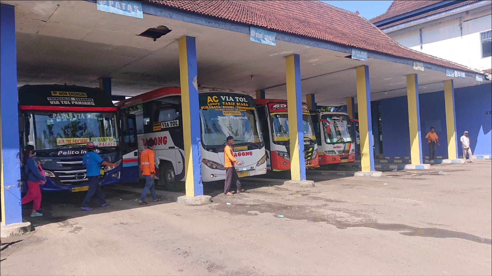 NAIK : Para penyedia jasa angkutan bus menunggu penumpang datang di Terminal Surodakan, Trenggalek