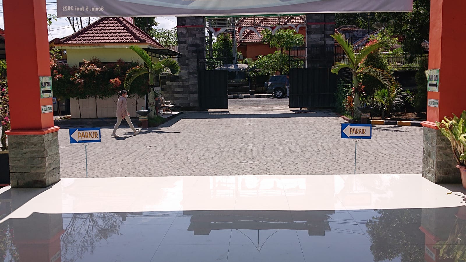 MASIH ADA KESEMPATAN: Kondisi SMPN 1 Trenggalek terlihat lengang. Proses daftar ulang akan dimulai hari ini.