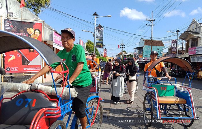 UNTUNG BESAR: Sejumlah tukang becak sedang mengantarkan para pengunjung wisata ke makam Bung Karno.