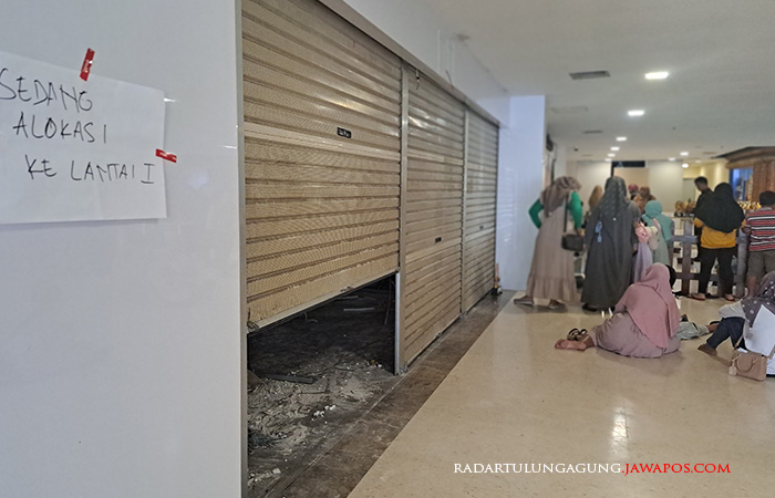 KOSONG: Salah satu tenant lantai 2 yang menjual produk aksesoris brand ternama kosong usai dipindah ke lantai 1.