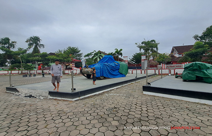 DISELIMUTI: Seorang anak bermain diarea Monumen Peta, Kota Blitar.