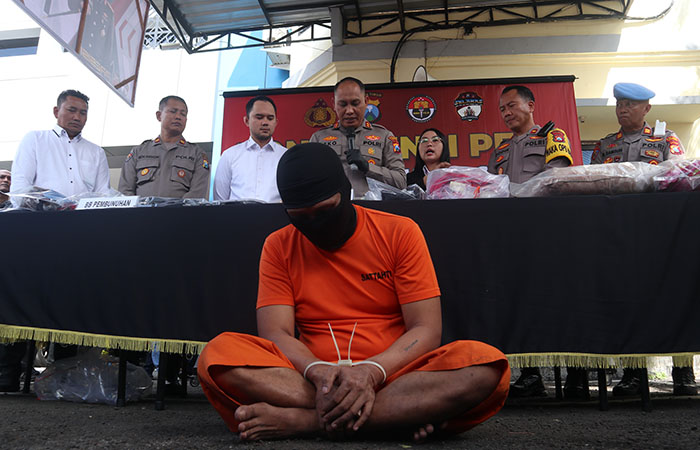 Pelaku pembunuhan pasutri di Ngantru, EP alias G tertunduk saat pers rilis di Halaman Mapolres Tulungagung pada Senin(3/7) siang.