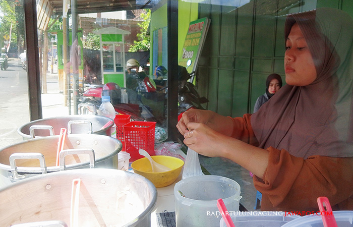 LARIS MANIS: Riani Anisa sedang menyiapkan bubur sumsum untuk pelanggannya. Karena tekstur lembutnya, makanan ini juga sering direkomendasikan dalam proses penyembuhan.