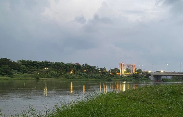 Salah satu spot di Sungai Brantas saat sore hari.