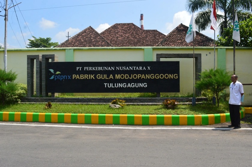 GAMBAR : Pabrik Gula Modjopanggoong yang terletak di Desa Sidorejo, Kecamatan Kauman ini masih beroperasi hingga sekarang.