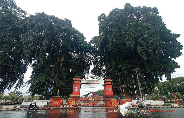 TERIK: Suasana Alun-Alun Kota Blitar ketika siang hari kemarin (29/6). Dua hari terakhir, Blitar diguyur hujan dengan intensitas sedang.