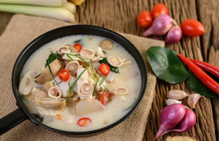 Sup yang hangat membantu menghangatkan tubuh.