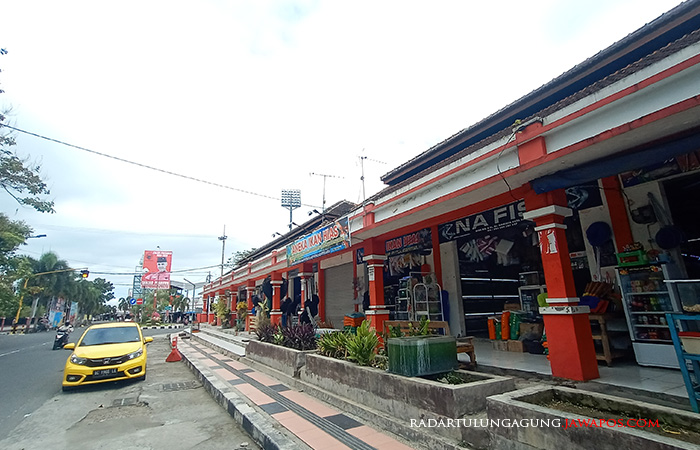 PUSAT IKAN HIAS: Deretan ruko Pasar Ikan Hias di utara Stadion Soepriadi yang direncanakan mendapat sentuhan renovasi tahun depan.