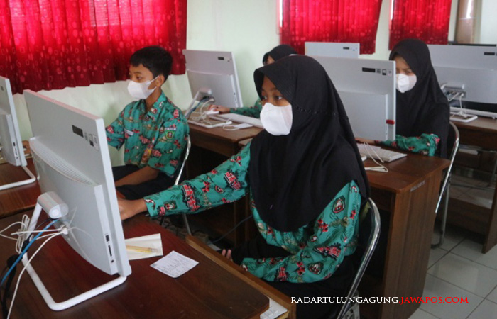 SERIUS: Siswa kelas IX SMPN 1 Blitar mengikuti pembelajaran berbasis komputer beberapa waktu lalu.