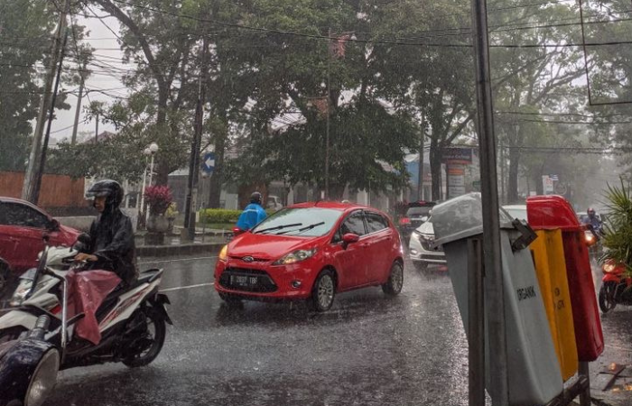 Keadaan saat hujan di jalanan.