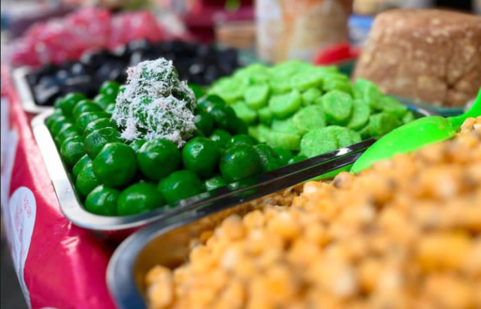 BANYAK JAJANAN : Berbagai varian jajanan tradisional bisa kamu temukan hanya di Pasar Senggol Bangoan, Kedungwaru.