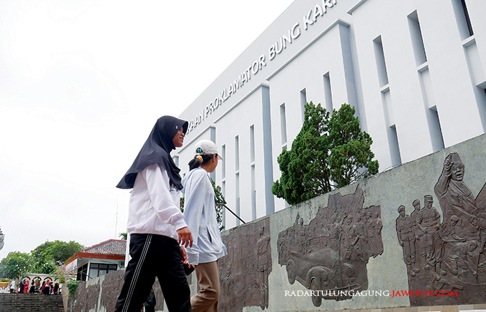 TULUS MELAYANI: Sejumlah pengunjung hendak masuk gedung Perpustakaan Bung Karno.