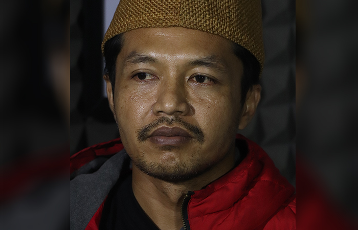 KLARIFIKASI: Joko Tri Asmoro saat menyampaikan kronologi kejadian atas viralnya peredaran video CCTV dengan satpam RSUD dr Iskak menurut versinya di kantor Jawa Pos Radar Tulungagung, kemarin (7/5)