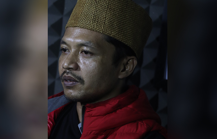 TERPAMPANG :Joko Tri Asmoro saat menyampaikan kronologi kejadian atas viralnya peredaran video CCTV dengan satpam RSUD dr Iskak menurut versinya di kantor Jawa Pos Radar Tulungagung, kemarin (7/5).