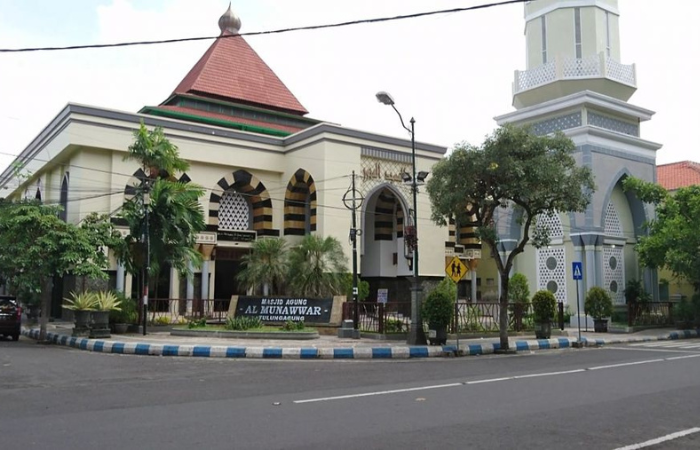 TAMPAK DEPAN : Masjid Agung Al-Munawwar  memiliki bangunan yang masih kokoh hingga sekarang.