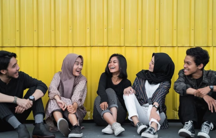 ILUSTRASI: Anak muda berkumpul.