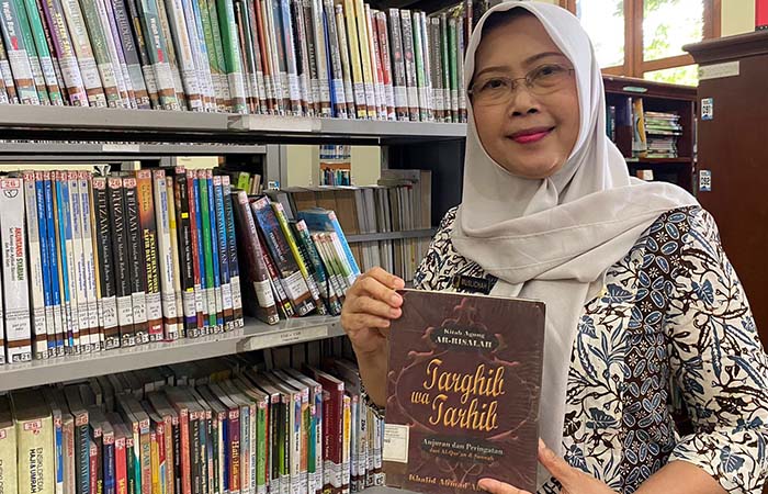 DEDIKASI: Bertahun-tahun  Muslichah jalani profesi  pustakawan di Perpustakaan  Daerah Kabupaten Tulungagung.