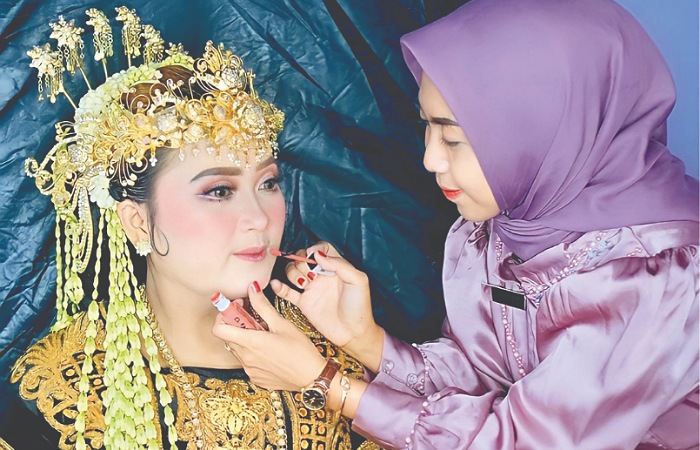 EL Fandry Make-up, salah satu MUA ternama di Tulungagung dengan service yang memuaskan kepada klien.