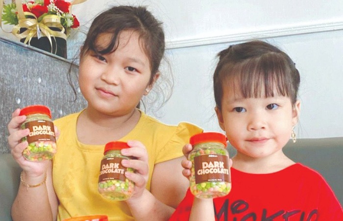 Gracia, gadis kecil berumur 9 tahun yang masih menempuh pendidikan di SD Kristen Petra adalah owner dari camilan homemade Mimi Crips.