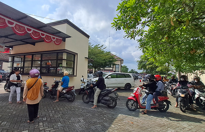 PANJANG : Warga saat antre di pelayanan drive thru Samsat Tulungagung, kemarin (10