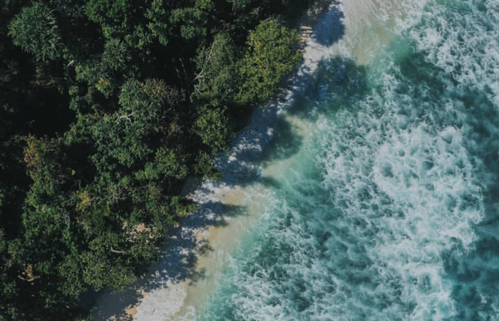 Penampakan Pantai Ngalur dari atas terletak di Kecamatan Tanggunggunung.