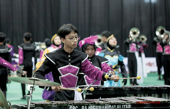 UNGGUL: Mohammad Fiqhan Nida sedang tampil color guard di kompetisi marching band.