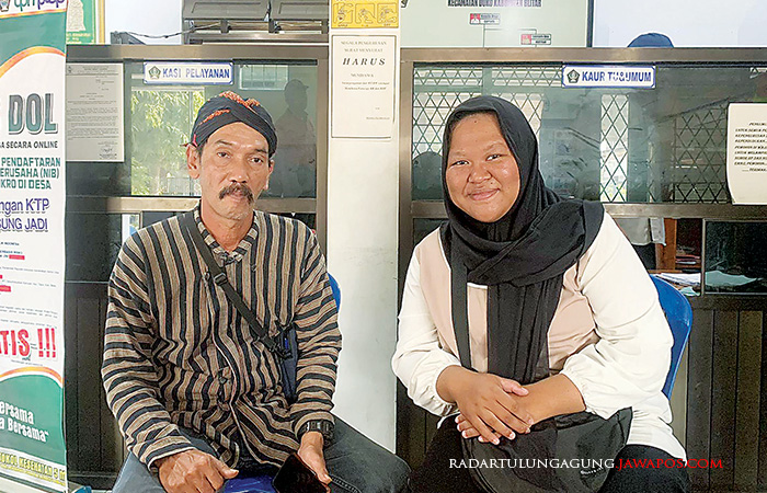 SINERGI: Staf Pemasaran Jawa Pos Radar Blitar Lita Eka Cahyani Putri bersama Kades Plumbungan, Supingi, Kecamatan Doko.