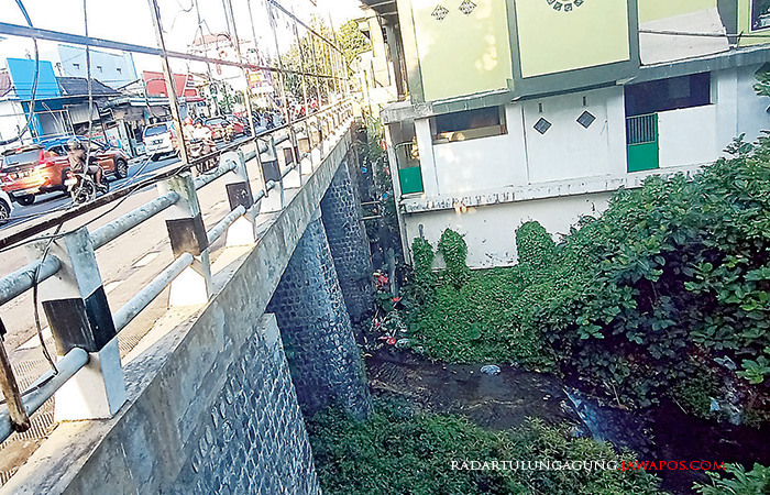 MENGALIR: Salah satu sungai di Jalan Mastrip, Kota Blitar tahun ini mendapat perawatan DLH demi mengantisipasi adanya pencemaran lingkungan.