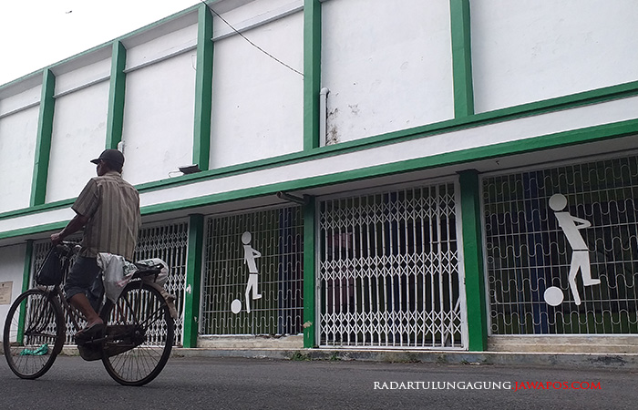 KURANG NYAMAN: Kondisi Stadion Srengat yang terkesan kurang terawat. Dispora berjanji akan memperbaiki sejumlah kerusakan.