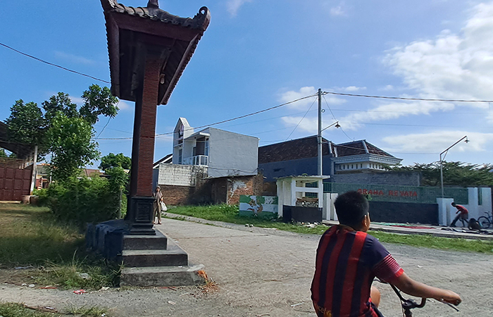 BERDIRI KOKOH: Tampak dari samping tugu pencak silat di Desa Rejoagung Kecamatan Kedungwaru.