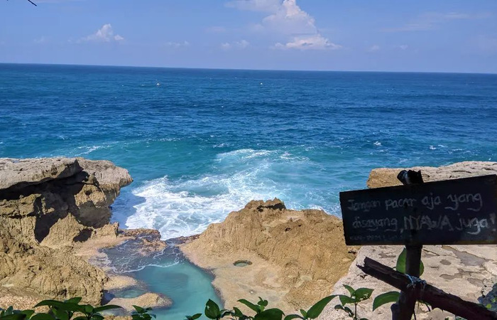 DAYA TARIK KEDUNG TUMPANG : Pantai Kedung Tumpang menyajikan keindahan alam berupa tebing yang berongga menjadikan pantai ini menjadi salah satu destinasi yang indah.