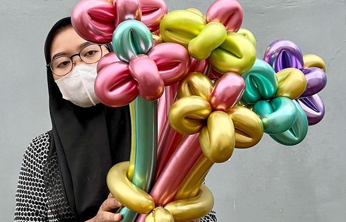 LUCU DAN UNIK: Kini buket balon jadi hadiah yang banyak diburu remaja.