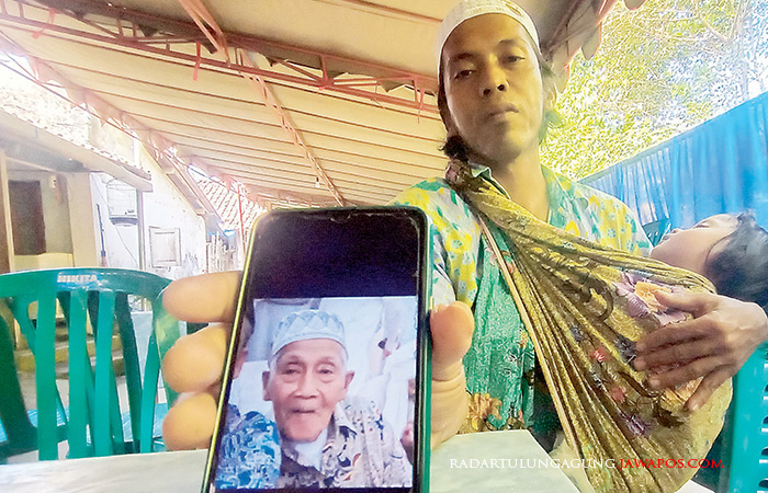 KENANGAN INDAH: Ahmad Udori menunjukkan potret bapaknya, Karir saat masih melangsungkan ibadah haji di Arab Saudi beberapa waktu lalu.