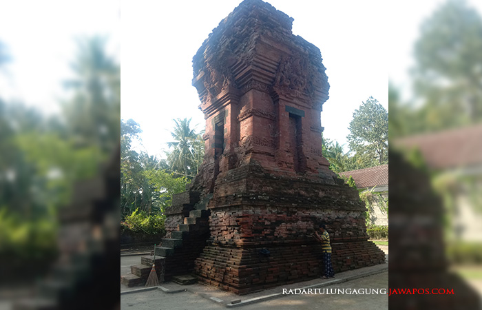 BERSEJARAH: Wakini sedang membersihkan candi kalicilik di desa candirejo kemarin (11/7).