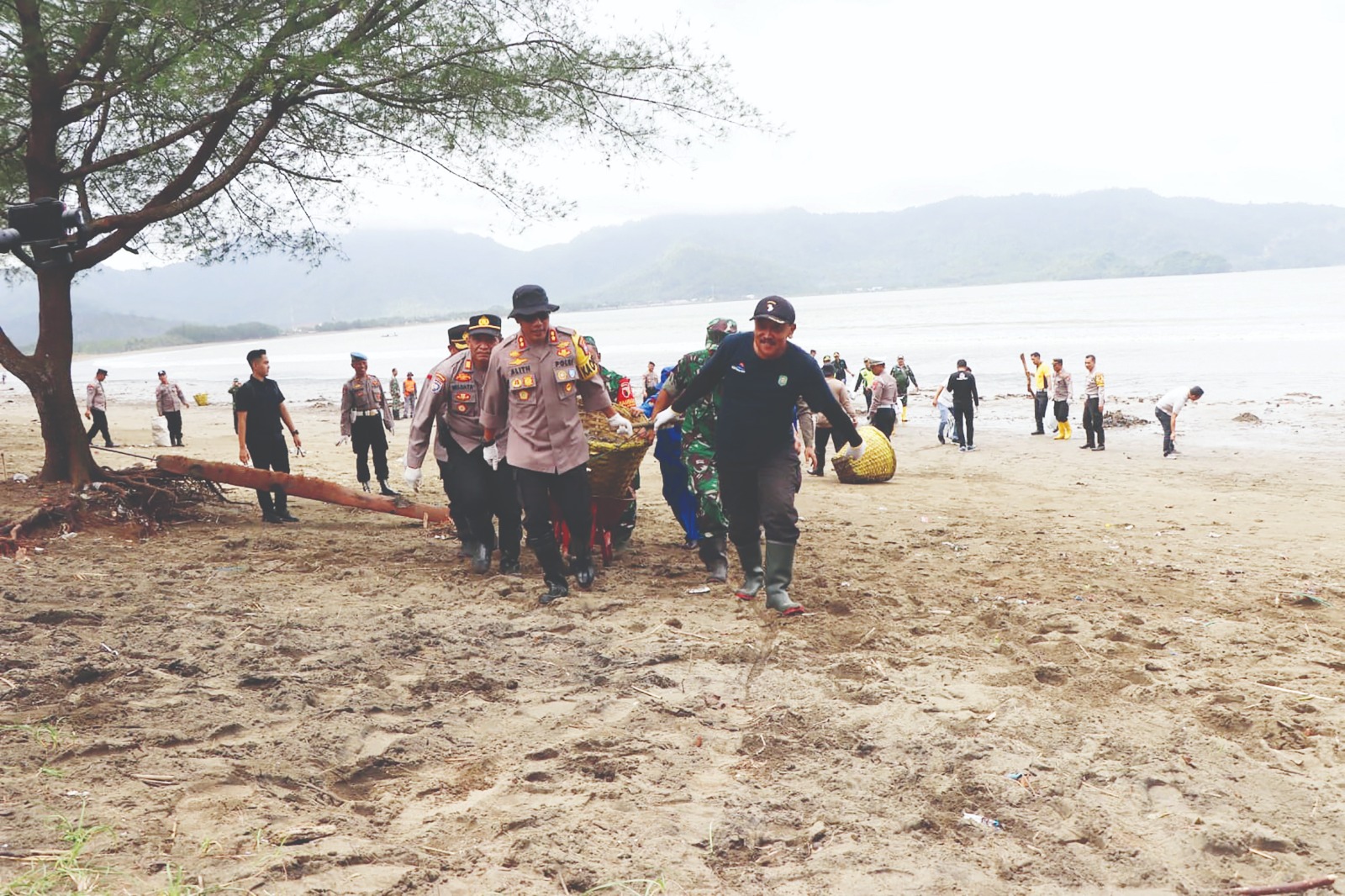 LAKSANAKAN : Tim gabungan ketika melakukan kegiatan bersih-bersih sampah di Pantai Cengkrong.