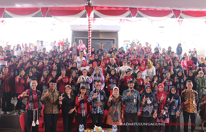 Salam Literasi: Kepala UPT Perpustakaan Proklamator Bung Karno Nurny Syam (enam dari kanan), Maestro Tari Didik Nini Thowok foto bersama nara sumber serta peserta Literasi Seni dan Budaya.