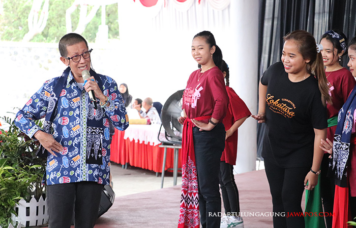 Gemulai: Maestro Tari Didik Nini Thowok mengajari gerakan tari yang baik dan benar kepada peserta Literasi Seni dan Budaya di amphiteater UPT Perpustakaan Proklamator Bung Karno.
