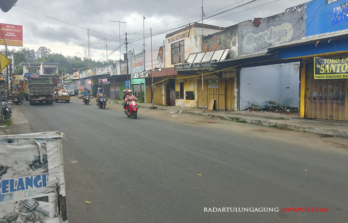 MIRIS: Sejumlah pengendara melintas di depan kios Pasar Kesamben yang terbakar November 2022.